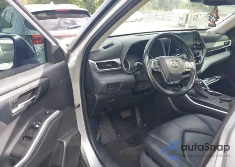 2021 Toyota Highlander Xle z USA, uszkodzony, nr VIN 5TDGZRAH0MS522675